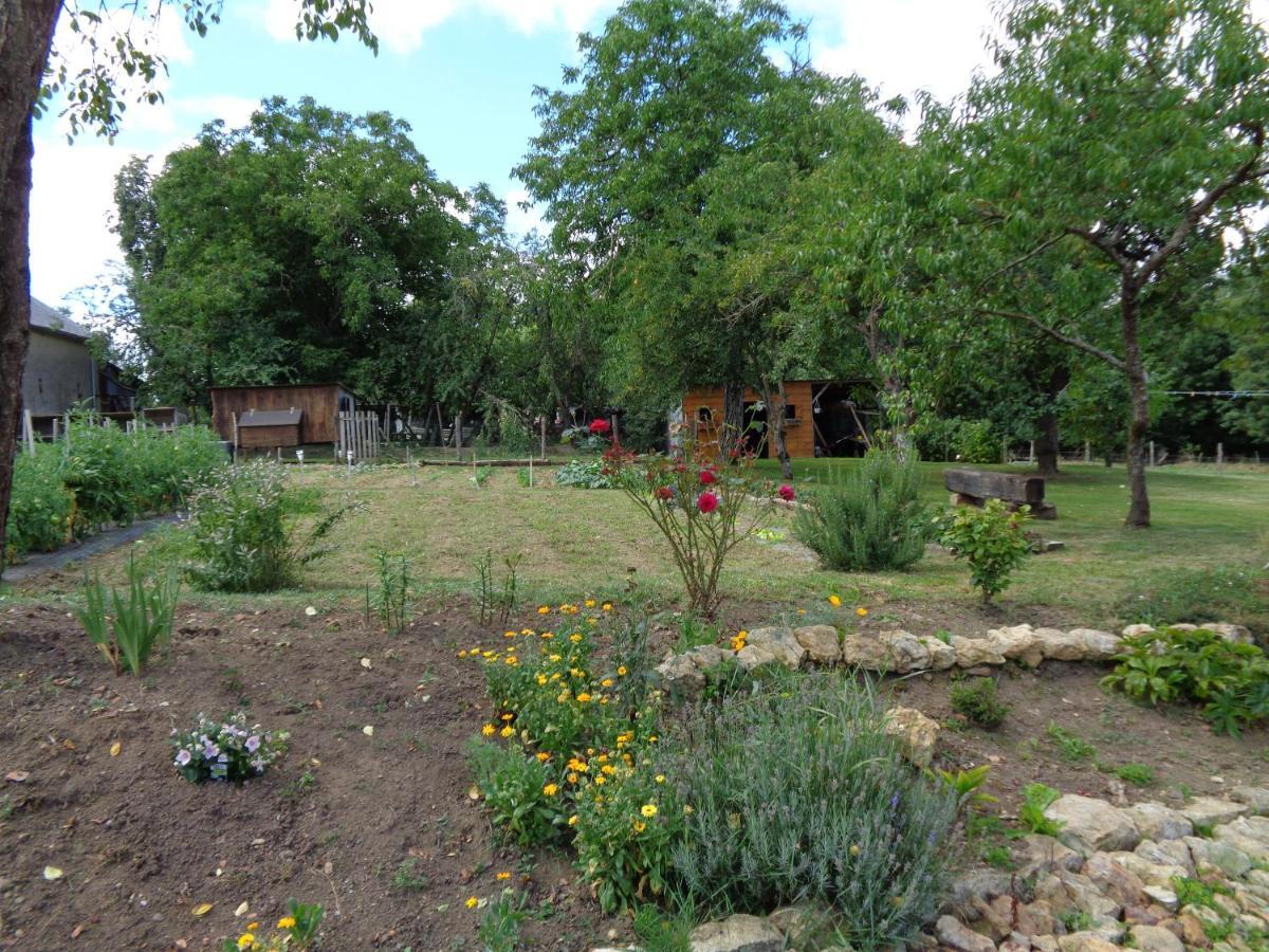 Le Pre De La Rue Bed & Breakfast Bouesse Bagian luar foto
