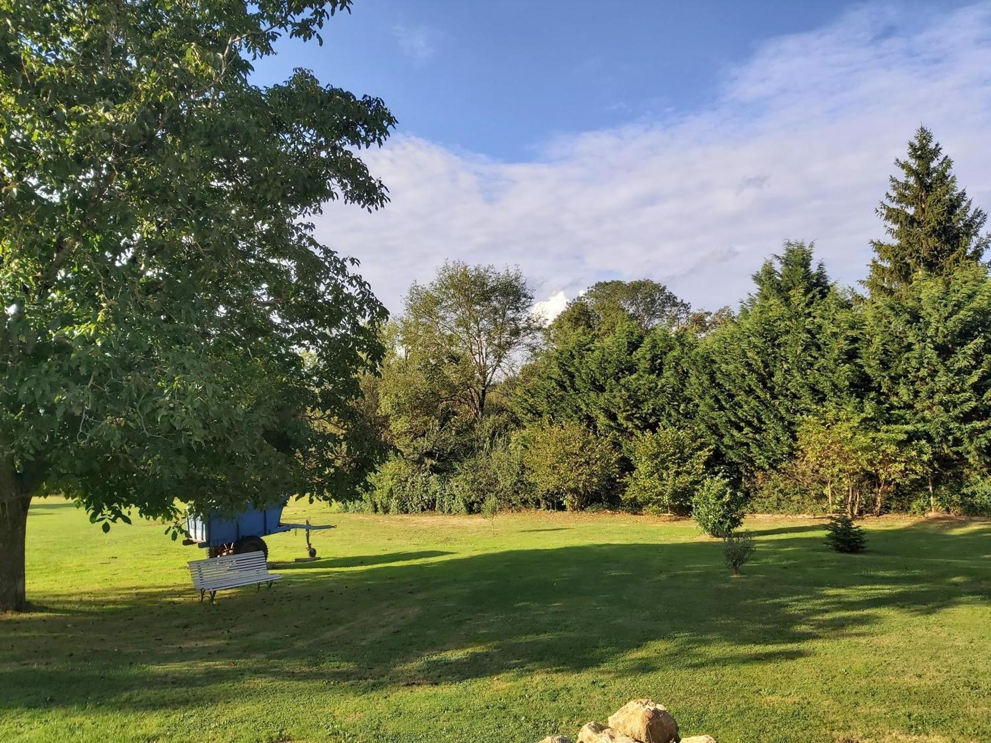 Le Pre De La Rue Bed & Breakfast Bouesse Bagian luar foto